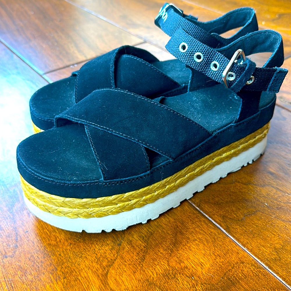 UGG PLATFORM SANDALS SIZE 8